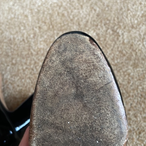 Tory Burch Black Patent Leather Pumps with Gold Logo - Picture 6 of 8